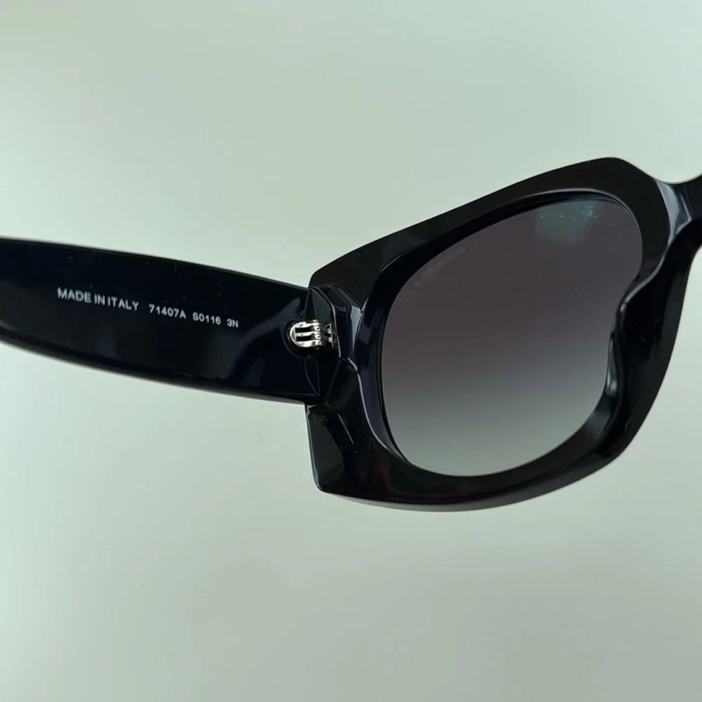 CHANEL Elegant Black Sunglasses
